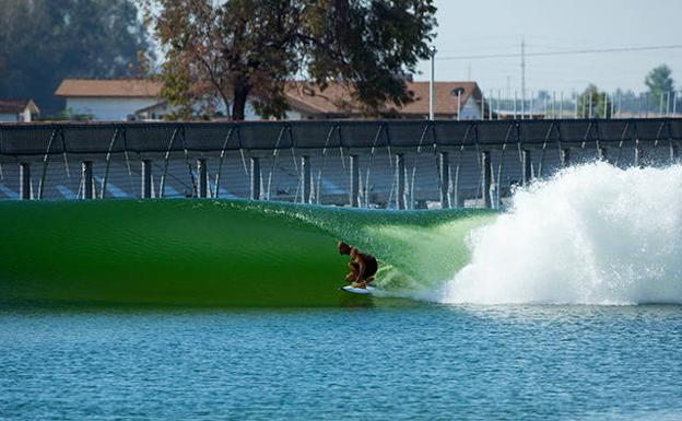 La ola artificial que enamora a los surferos