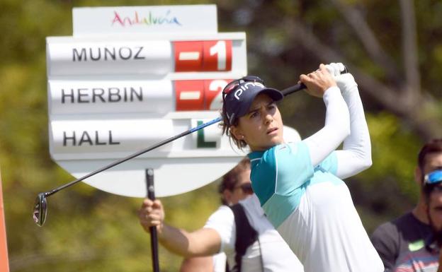 Azahara Muñoz, a cuatro golpes del liderato en el Open de España