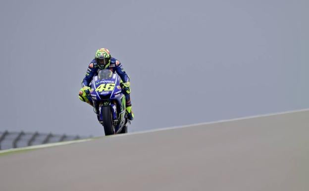 Rossi pasa la prueba en un día marcado por la lluvia