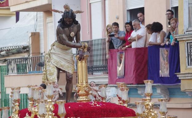 El Cristo de los Gitanos recorre las calles del Centro de Málaga por su 75 aniversario