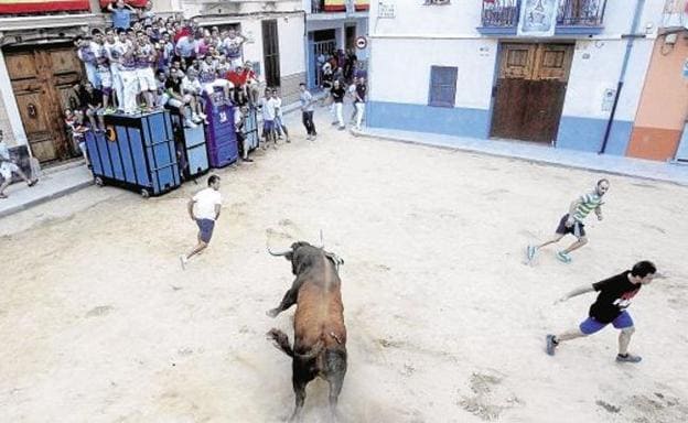 Un hombre muere tras ser corneado en los 'bous al carrer' de Puçol