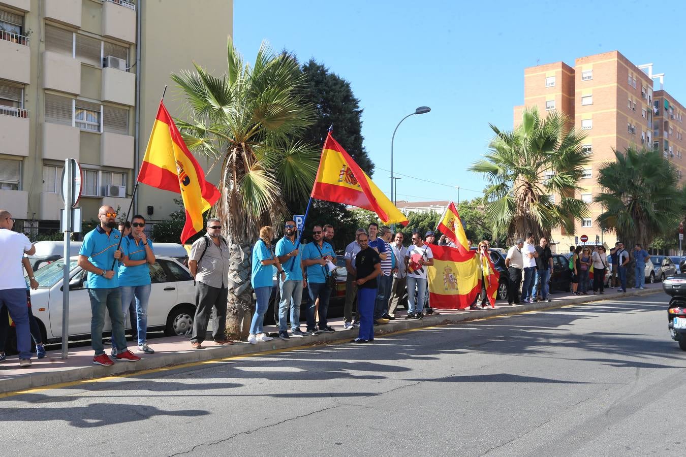Policías nacionales de Málaga, jaleados a su salida a Cataluña