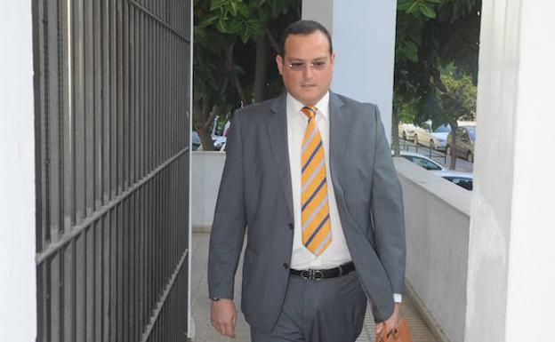 El abogado del PSOE de Marbella se da de baja en el partido tras una información que le vincula con una cuenta en Andorra