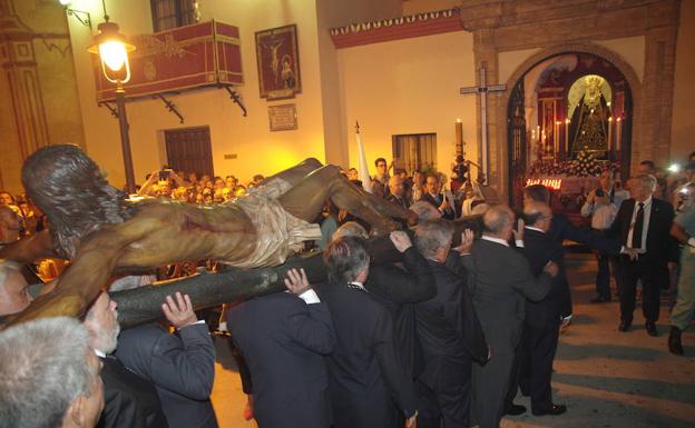 El Cristo de la Buena Muerte preside un multitudinario vía crucis