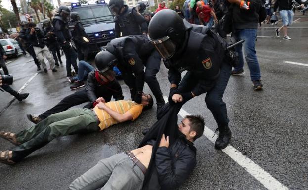 Las cargas policiales marcan una tensa jornada