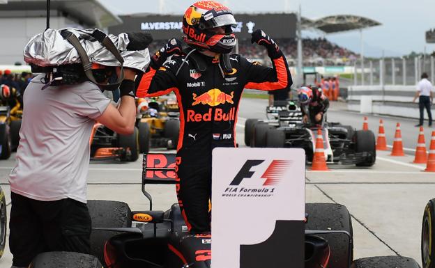 Verstappen deja a Hamilton con las ganas en Sepang