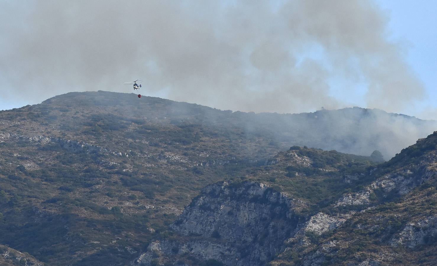 El incendio declarado en el paraje de La Concha de Marbella, en fotos