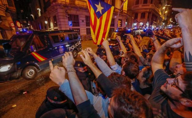 Noche de acoso a los policías y guardias civiles desplegados en Cataluña