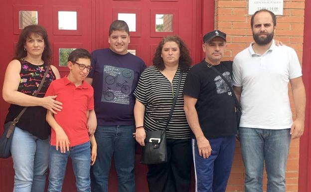 Padres de niños de Teba con necesidades especiales piden un monitor de apoyo para un instituto