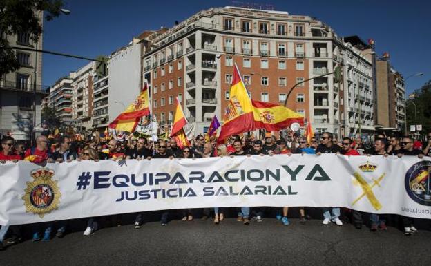 Policías y guardias civiles salen a la calle para reclamar un salario como el de policías autonómicas