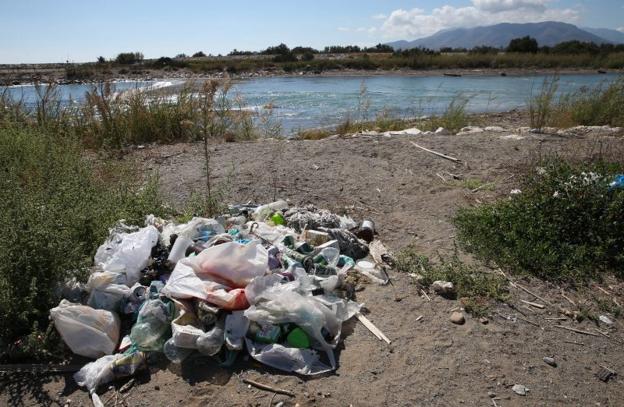 El incivismo y la falta de limpieza convierten el paraje del Guadalhorce en un vertedero