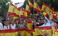 Más de 200 personas se concentran en Marbella para reivindicar la unidad de España