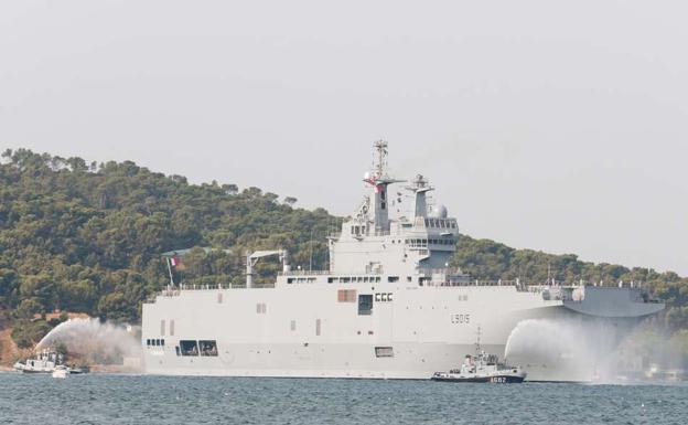 El buque de la Marina francesa Dixmude, escenario de la fiesta aniversario de la Alianza en Málaga