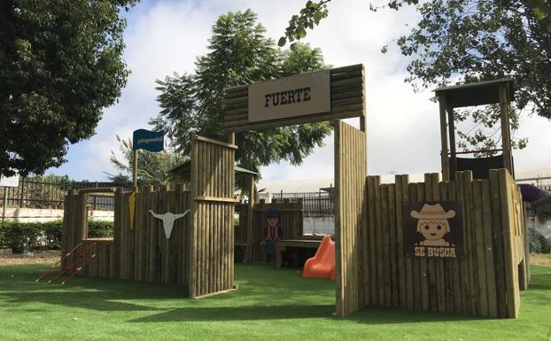Dos colegios de Algarrobo instalan sendos parques infantiles inspirados en los Playmobil