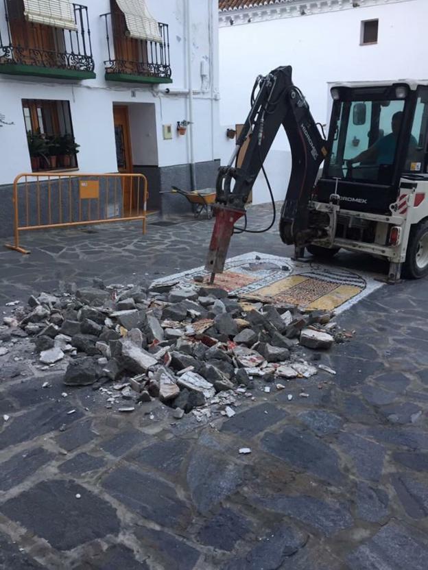 El Ayuntamiento de Árchez retira el escudo para evitar una multa de Cultura