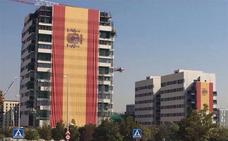 Un empresario «dolido» con la situación de Cataluña despliega una bandera de 14 pisos