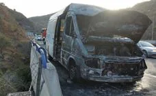 El incendio de una furgoneta provoca atascos a la altura de Casabermeja