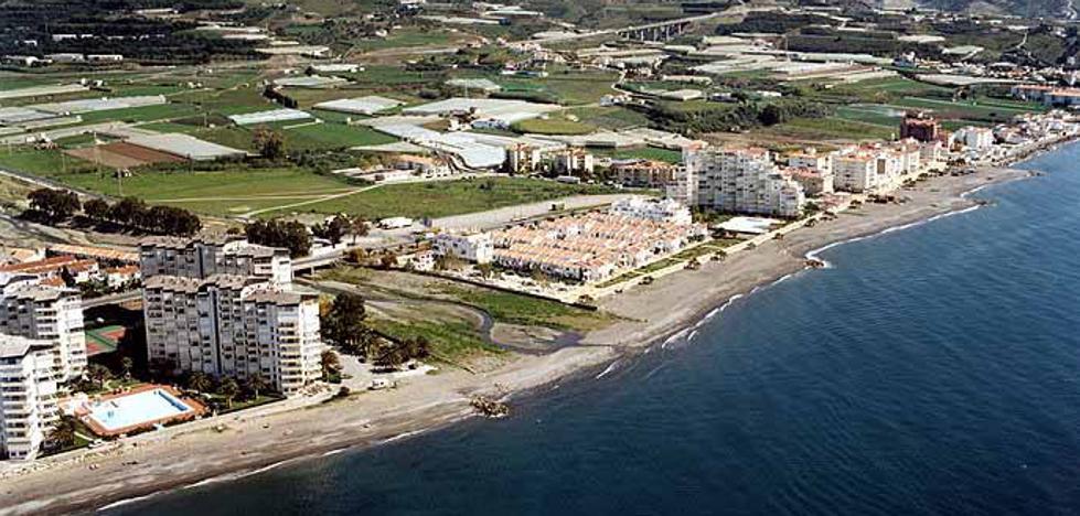 Vélez-Málaga regenerará en tres años la playa de Mezquitilla con escombros reciclados