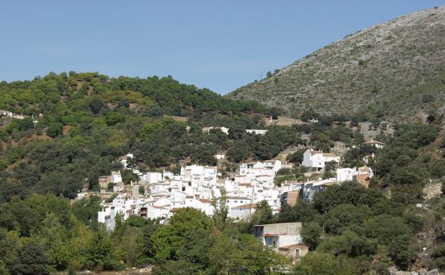 Cuatro personas heridas en un accidente entre una moto y un turismo en Igualeja