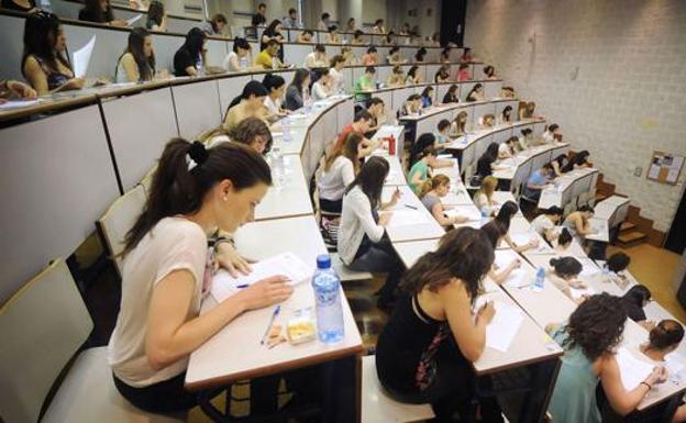 La Junta convocará 32.817 plazas de empleo público en tres años