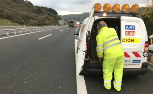 Mueren dos hombres atropellados en Cantabria cuando cambiaban una rueda