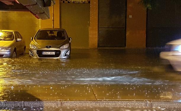 Rescatan a dos personas en apuros por las fuertes lluvias en Málaga