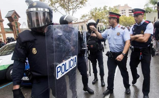 La Audiencia ordena a los Mossos que identifiquen a los agentes que actuaron el 1-O