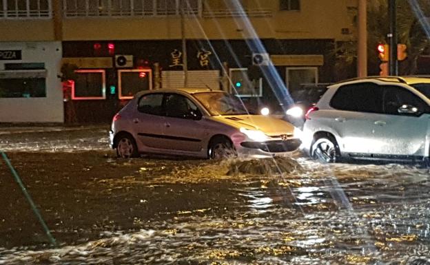 Vídeo | Lluvia y tráfico lento en el entorno de El Corte Inglés de Málaga