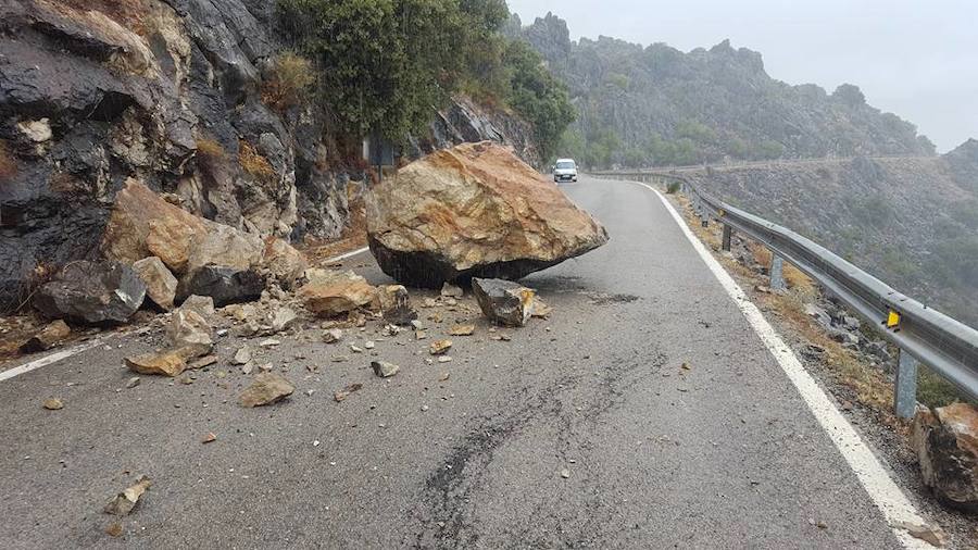 Una gran roca corta la carretera entre Benaoján y Jimera de Líbar