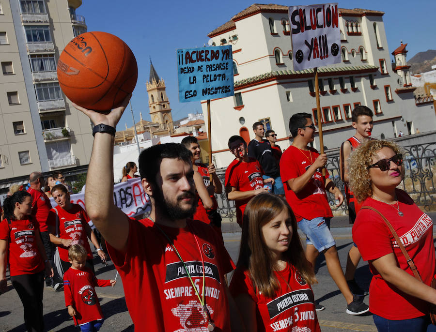 Unas 300 personas se manifiestan para que el CD Puerta Oscura pueda seguir entrenando
