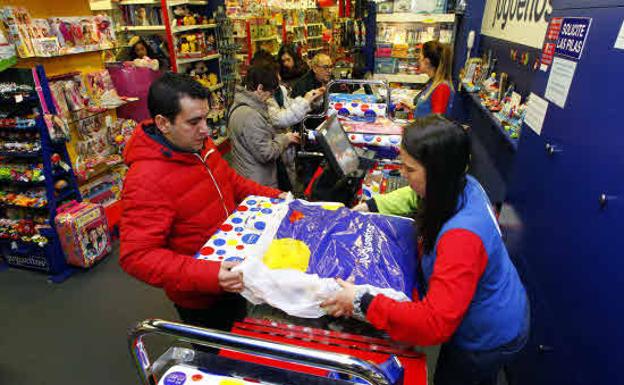 Se buscan dependientes, camareros, transportistas... para la campaña de Navidad