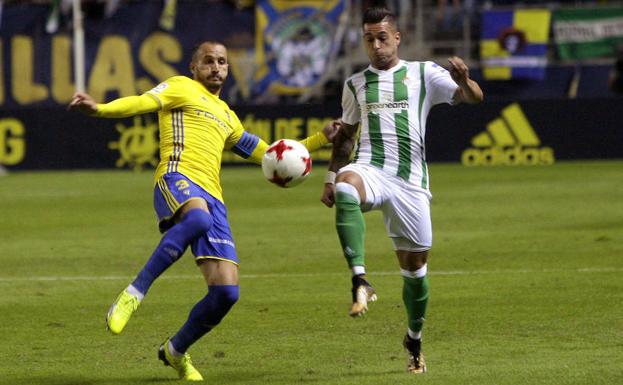 Dos goles de Sergio León dan el triunfo al Betis en Cádiz