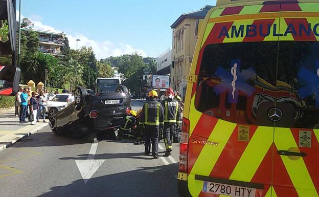 Aparatoso vuelco de un coche en el Paseo de Sancha