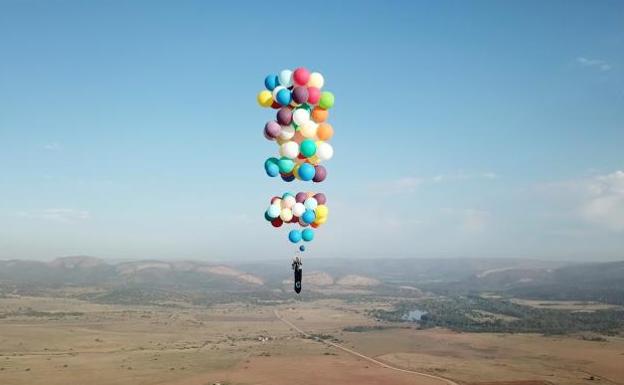 Un aventurero emula la película 'Up!' y sobrevuela Johanesburgo llevado por globos de colores
