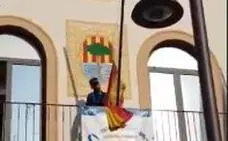 Retirada de la bandera española en el Ayuntamiento de Pineda