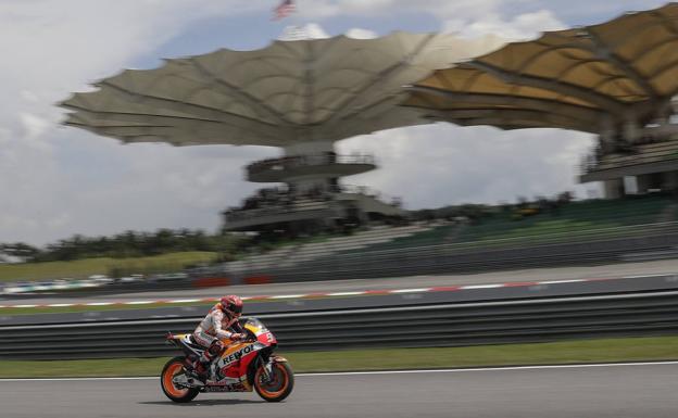 Dovizioso aprieta, Márquez aguanta