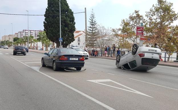 Un herido grave en dos accidentes con sendos vuelcos de coches en Torrox-Costa y Vélez-Málaga