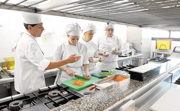 El PP-A pide en el Parlamento la "reapertura inmediata" de La Cónsula y la Fonda