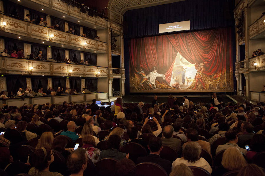 El telón de boca de Ferrándiz vuelve a abrir la escena del Teatro Cervantes tras su restauración