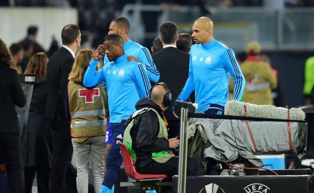 Evra, expulsado antes de empezar un partido por agredir a un hincha del Vitoria de Guimaraes