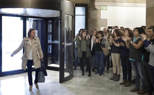 Forcadell, recibida entre aplausos a su llegada al Parlament