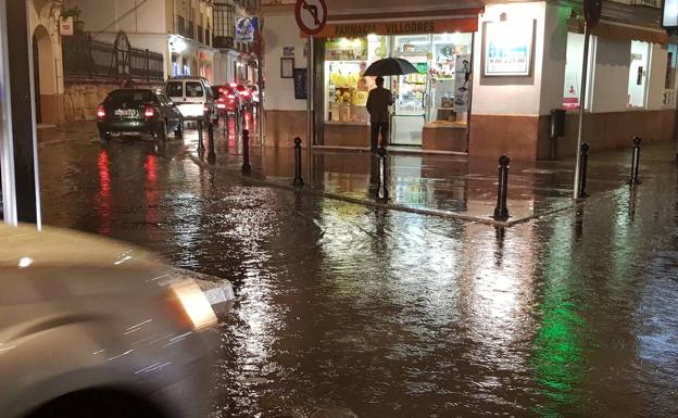 Una fuerte tormenta con granizo colapsa el centro de Antequera