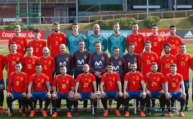La selección española posa con la nueva camiseta y reduce la polémica