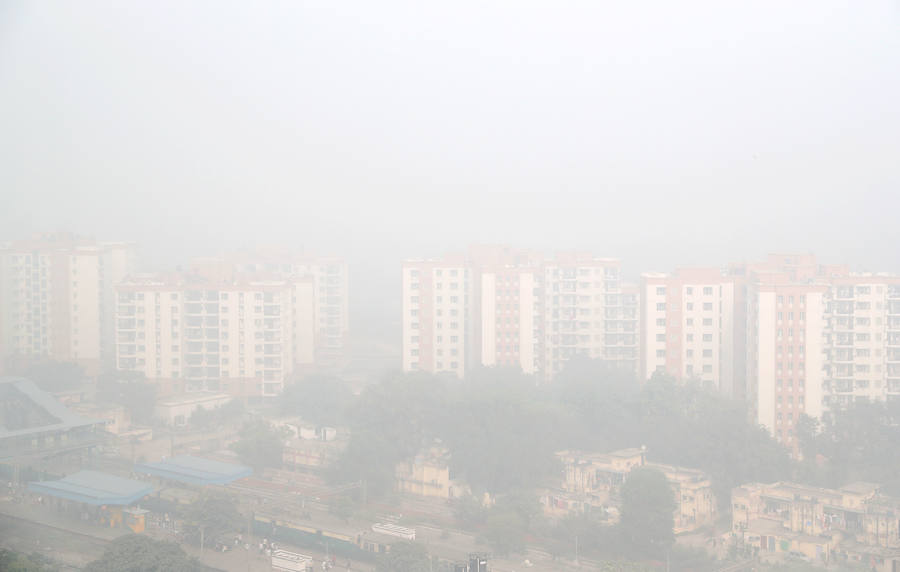 Imágenes de la densa niebla que cubre Nueva Delhi, producto de la elevada contaminación