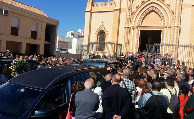 Numerosas personas asisten a la misa funeral de Chiquito de la Calzada