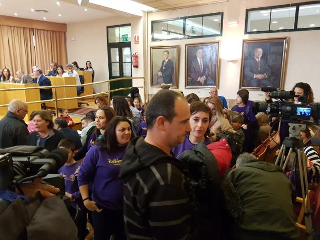 Alumnos no asisten a clase en protesta por las picaduras de pulgas en un colegio de Vélez