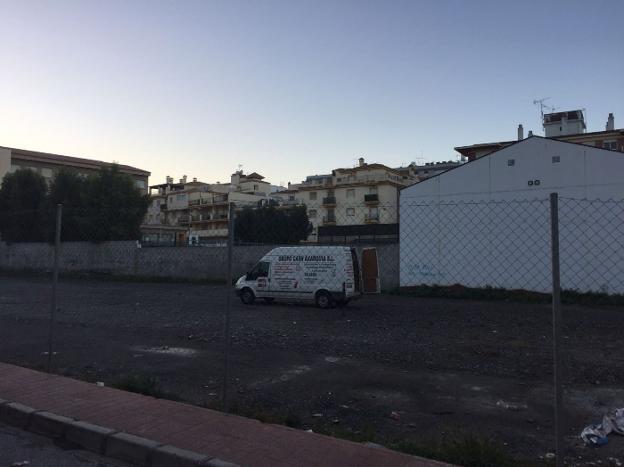 Fumigan el solar colindante al colegio afectado por las picaduras de pulgas