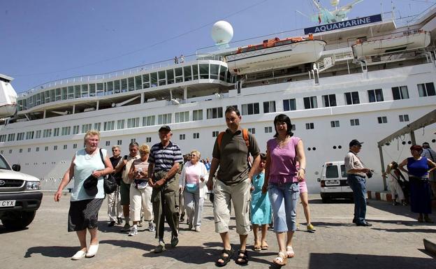 Turismo Costa del Sol estudiará el impacto de los cruceros en Málaga y la viabilidad de una ruta marítima a Tánger