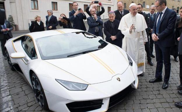 Regalan un Lamborghini al Papa y decide subastarlo para ayudar a los cristianos de Irak