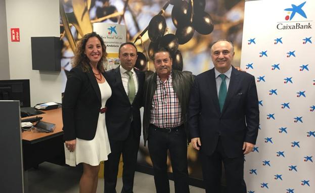 CaixaBank abre una oficina en Villanueva de Algaidas centrada en el sector agrícola